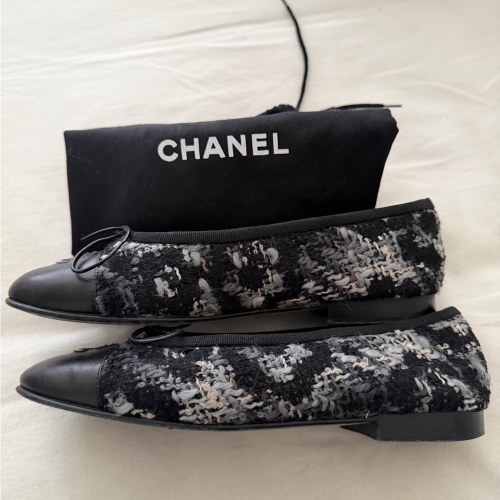 Chanel Black and Gray Tweed w/leather Women's Ballet Flats size 35.5